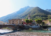 64 Ponte sul Brembo con vista verso la Chiesa parrocchiale e il Monte Zucco